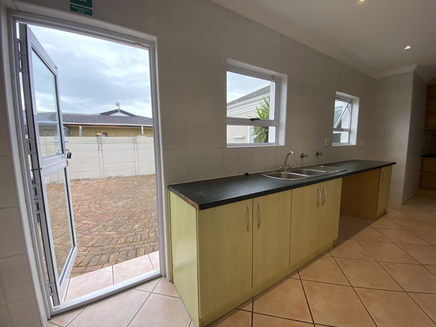 To Let 3 Bedroom Property for Rent in Parklands Western Cape